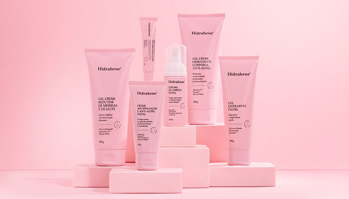 一套粉色的化妝品包裝設計